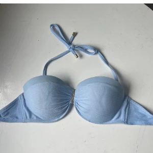 Bikinitopp - Ljusblå bikinitopp från Weekday