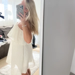 Hm klänning - Säljer denna underbara klänning som tyvärr inte kommer till användning 