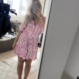 Zara klänning  - Säljer denna SUPER fina klänning från Zara som är slutsåld på hemsidan😍endast använd 2 gånger