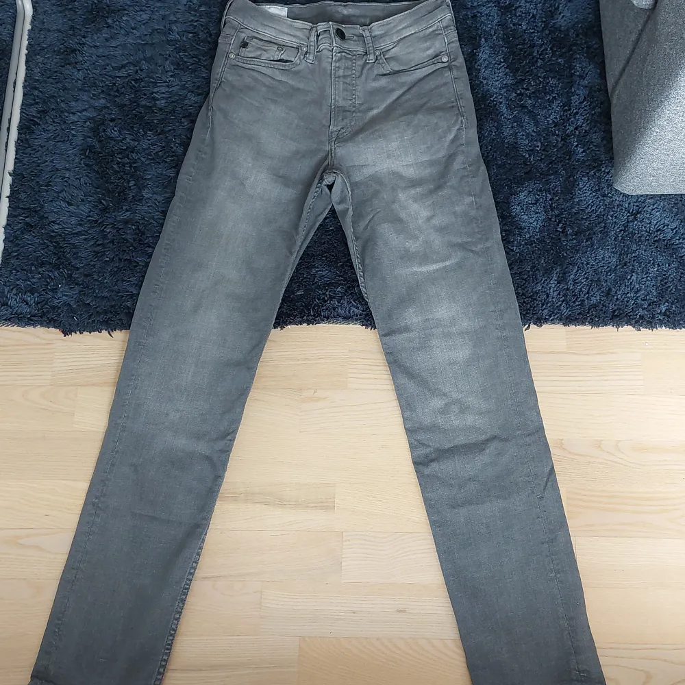 Snygga gråa jeans. Dom är i väldigt bra skick. . Jeans & Byxor.