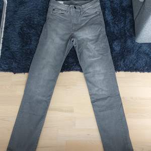 Snygga gråa jeans. Dom är i väldigt bra skick. 