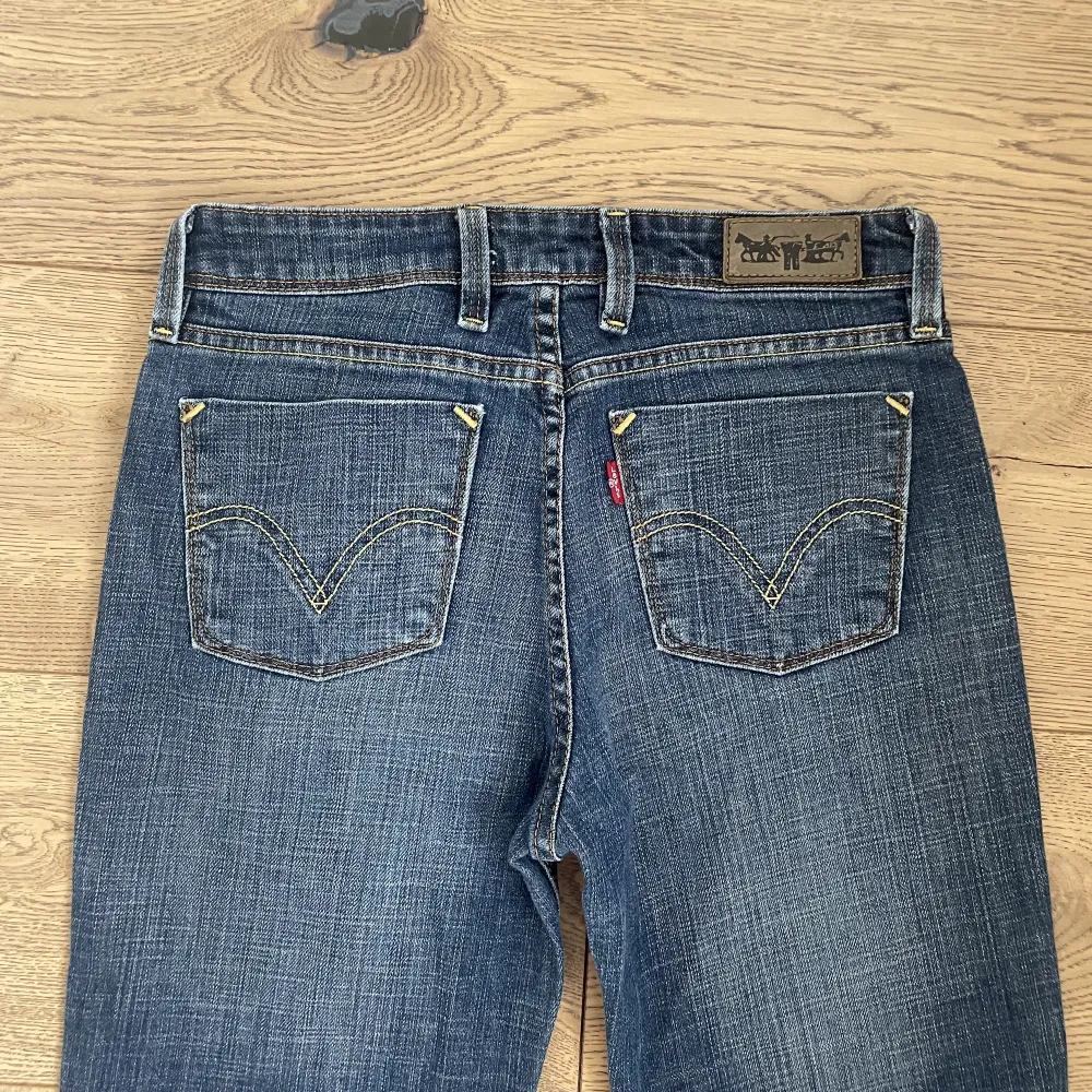 Snygga levi’s jeans men sjukt snygg tvätt. Tyvärr för små för mig annars skulle jag lätt behållt dem själv. W28💗. Jeans & Byxor.