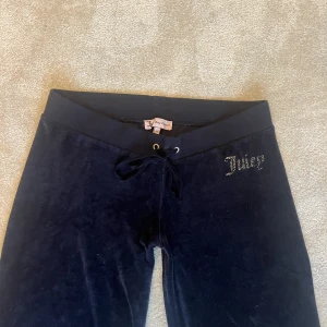 Vintage Juicy Couture byxor! - Så snygga och assköna vintage mjukisbyxor från Juicy Couture 