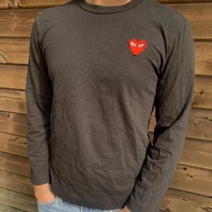 COMME ses GARÇONS tröja - Svart. Jättebra skick, använd endast ett fåtal gånger. (Comme ses garçons påse i plast tillkommer) Nypris: 1000kr
