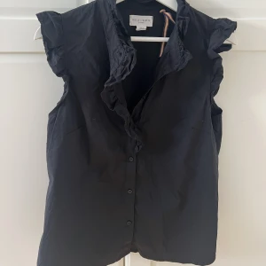 Kortärmad blus! - Säljer denna super fina kortärmade blusen ifrån Holly white! En perfekt vardags blus som också funkar till finare tillfällen 🥰