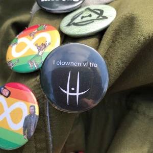 I clownen vi tro pin - Symbolen startades i protest mot en gymnasieskolas förtryck mot folk med alternativ stil 