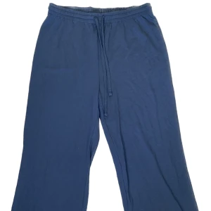 Gråa pyjamasbyxor  - Super sköna gråa pyjamasbyxor från H&M! Köpta på män avdelningen men passar både män och kvinnor. Endast använda 1 gång. (Dom ser blåa ut på första bilderna men färgen är egentligen grå, kolla sista bilden.)