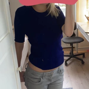 Mörkblå stickad t-shirt - Super härlig stickad blå t-shirt nu till hösten💕 vet inte storlek men passar mig som är S men skulle säga att den passar M också💕 ny skick med inga difekter💕 