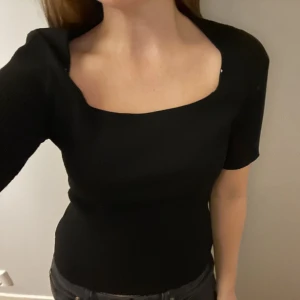 Svart t-shirt - Svart urringad t-shirt💕