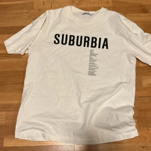 T-shirt - Vit t-shirt med text suburbia. Storlek S från Zara. Knappt använd, bra skick. 
