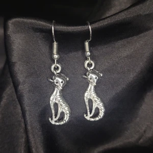 Katt Örhängen! 🐈‍⬛ - ENDAST ETT EXEMPLAR!  Egengjorda örhängen med kattberlock. Perfekta nu till Halloween! Rostfritt! Troligtvis nickelfria men är du allergiker bör du vara försiktig. 