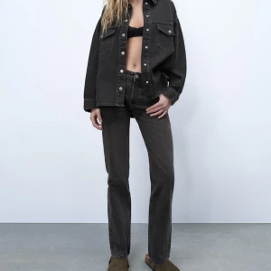 Jeans straight - Säljer nu dessa jeansen från zara då de blivit för små. Det är svarta/mörkgrå i storlek 34 och är mid waist.