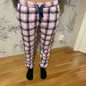 Pyjamasbyxor  - Midwaist pyamasbyxor mi i storlek 158-164 men passar även en xs. Använda men i bra skick bara ett litet hål på benet. 