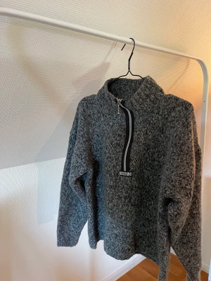Moschino tröja - Fin grå stickad moschino tröja, passar både en S eller M