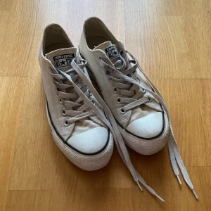 Converse - Vita converse med platå i storlek 37!  I okej skick och har andvänts innan Skriv för mer bilder/Info 🫶🫶