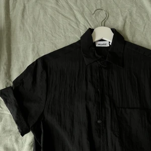 Kortärmade skjortor - Bild 1 - Weekday strl S 100:- Bild 2 - Weekday strl S 100:- Bild 3 - H&M strl S 100:-  Aldrig använda 