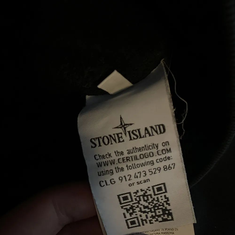 Säljer nu min stone Island tröja som blivit för liten. Varan har få defekter men är något solblekt. Annars i fräsht skick!. Tröjor & Koftor.
