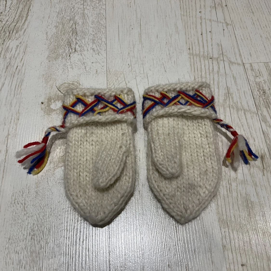 Handstickade barnvantar - 91