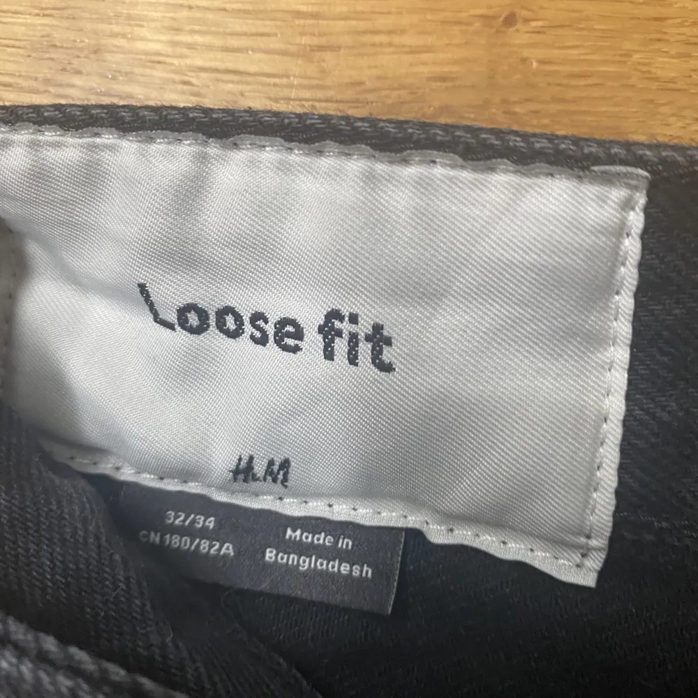 Säljer dessa svarta loose fit jeans från hm. Säljer pågrund av att det är för små. Inga defekter. Köparen står för frakten👍. Jeans & Byxor.