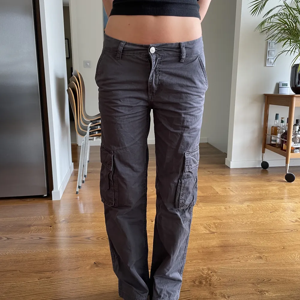 Säljer dessa low waisted cargo pants! Dessa är ifrån Gina tricot och är använda fåtal gånger, de är i bra skick! Säljer pga att de är för små! Nypris 499   Pris kan diskuteras!. Jeans & Byxor.