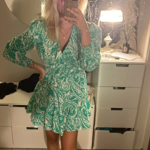 Zara klänning - Zara klänning i storlek S. Har väldigt fin passform med ett resårband runt midjan