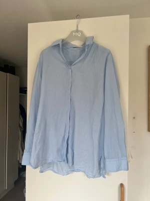 Ljusblå blus  - Från mango storlek L 