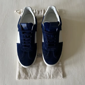 Valentino Flycrews  - Säljer nu mina valentino flycrews som inte längre tillverkas. Skicket är 9/10 den enda defekten är att en av nitarna på högra skon saknas men det är inget man lägger märke till. Har ni några frågor är det bara att höra av sig// Filip