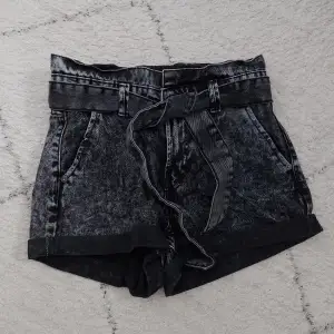 Svarta/gråa fina jeans shorts med hög midja och tillhörnade skärp som man kan knyta!