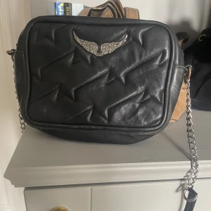 Zadig Voltaire väska - Hej😊, säljer denna väska då jag inte använder den längre! Den är unik och en cool väska🥰Den har ett fåtal defekter som ni ser på bilderna! Därav ett ganska billigt pris🫶🏻jag köpte den för 3500kr😘Pris kan förhandlas!