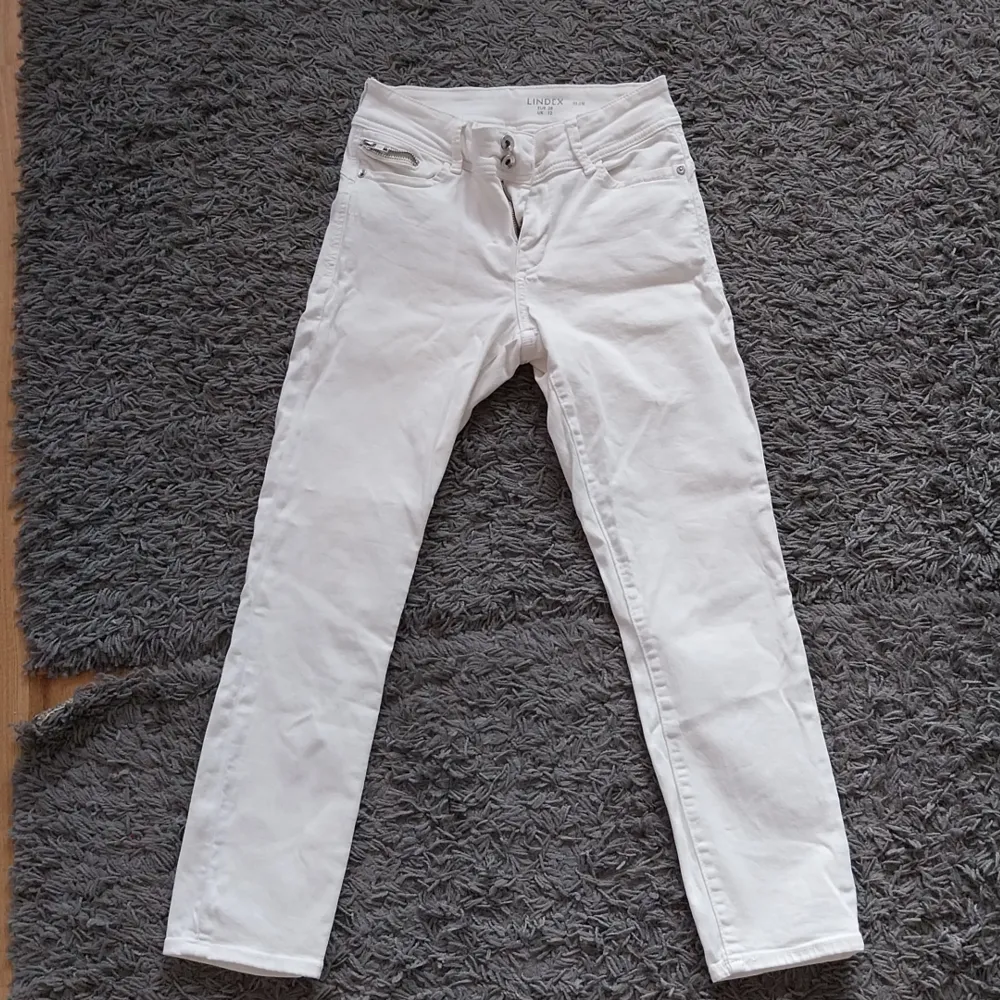 Vita jeans från lindex. Storlek 38. Dragkedja på bakfickorna.  Knappt använda i mycket fint skick.  Betalning via swish och köparen står för frakten. . Jeans & Byxor.