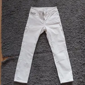 Vita jeans från lindex. Storlek 38. Dragkedja på bakfickorna.  Knappt använda i mycket fint skick.  Betalning via swish och köparen står för frakten. 