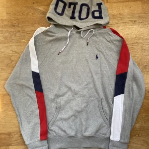 Ralph Lauren Hoodie - Jag säljer min Ralph Lauren Hoodie då den inte kommer till användning längre. Storlek M. Kontakta för fler frågor/bilder. Pris kan diskuteras vid snabb affär.