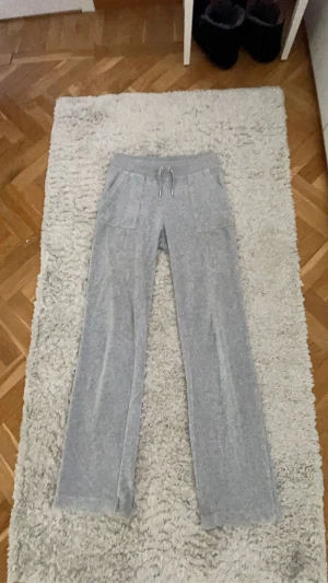 Juicy couture - Säljer mina superfina juicy byxor i grått då de inte kommer till användning!  Använd ett fåtal gånger❤️Finns inga defekter på förorten en pytteliten prick längst längst ner på byxorna❤️Däljer de för 650 då de nästan är nya
