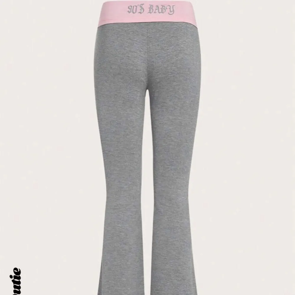 Säljer dessa jättefina utsvängda tights med en fin detalj längst upp. Super trendig. Jeans & Byxor.