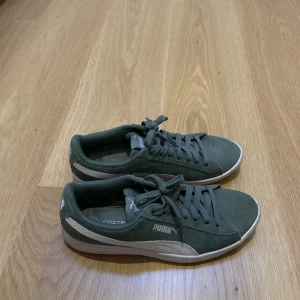 Puma sneakers  - Säljer ett par gröna Puma sneakers i storlek 38. Fint skick använda cirka 7 gånger. Skriv vid frågor eller fler bilder 