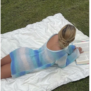 Blå klänning - Säljer då den inte kommer till användning! Väldigt väldigt genomskinlig och stor i storleken! Kostar strax över 700kr 🩵