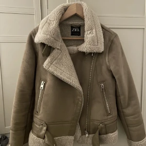 Zara bikerjacka med teddyfoder - Säljer denna beiga bikerjackan med teddyfoder på insidan💕 Jackan är ifrån zara i strl M, denna jackan sälja inte längre! Perfekt nu till hösten och vintern, passar till allt! Köptes för 1299💕 Säljer för 350 + köpare står för frakt❣️