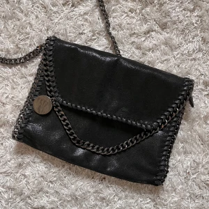 Stella McCartney väska ! (liknande) - Jättefin liknande Stella McCartney väska! Oanvänd och i jättefint skick 💓💫