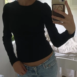 Ribbad tröja  - En svart ribbad tröja, med lite puffiga armar. I fint skick 💕