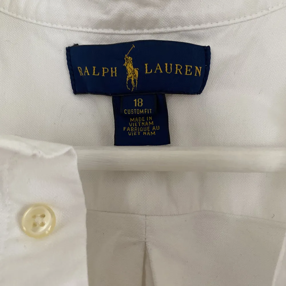 Säljer en Ralph Lauren skjorta i väldigt bra skick. Storlek 18, säljs för 350 pga inget kvitto!. Skjortor.