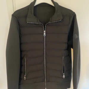 Moncler cardigan (Black label) - Helt ny moncler cardigan A:A, passar perfekt inför hösten. Även ganska unik då det är en black label