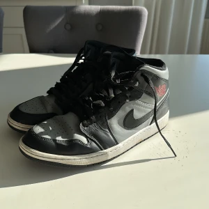 Air jordan 1 shadow red - Ett par väl använda Jordans som söker ny ägare, sulorna är skavda på insidan men det är inget oskönt eller så. Box finns