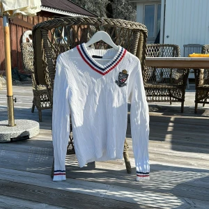 Henrilloyd tröja  - Henrilloyd tröja använd ett fåtal gånger ny pris 1000kr