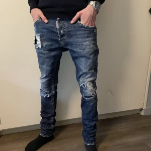 Dsquared2 jeans  - Säljer dessa snygga Dsquared2 jeans som är i bra skick! Storlek 48! Modellen på bilden är 182cm! Hör gärna av dig om du har frågor! 