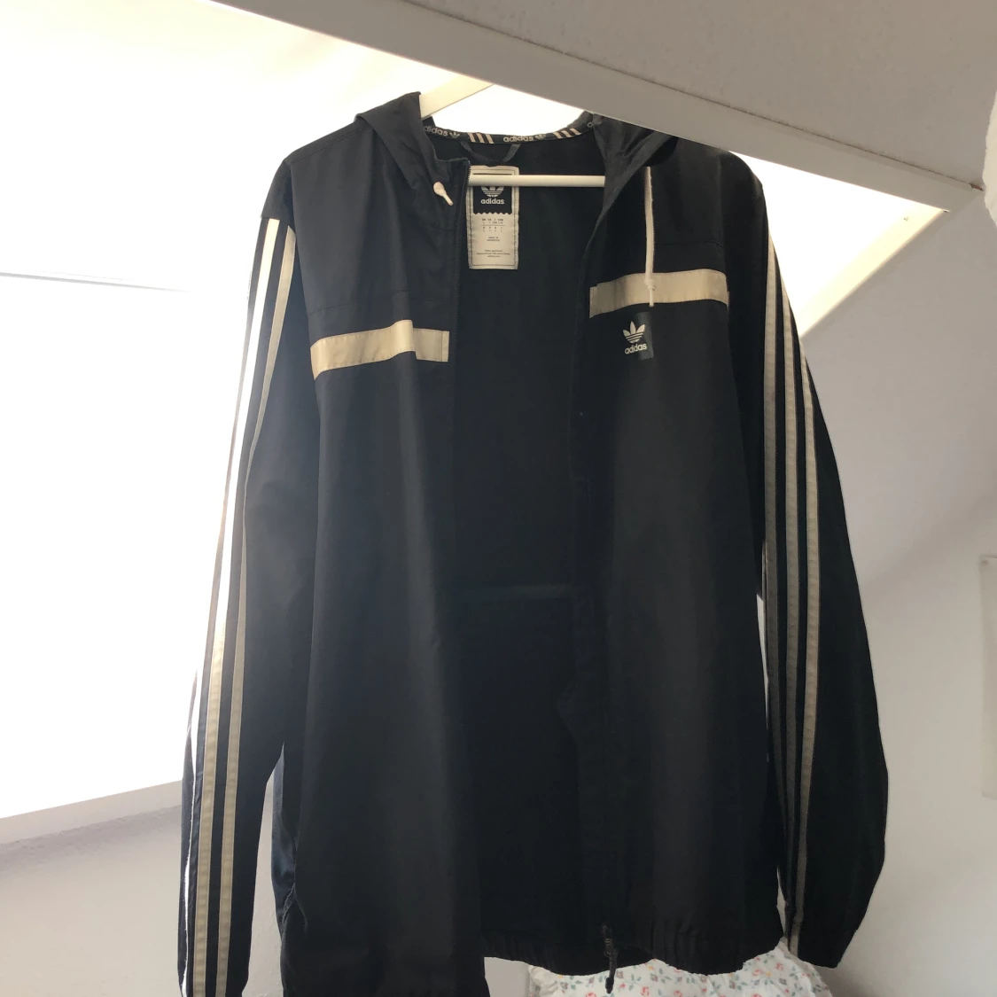 Svart adidas täckjacka 