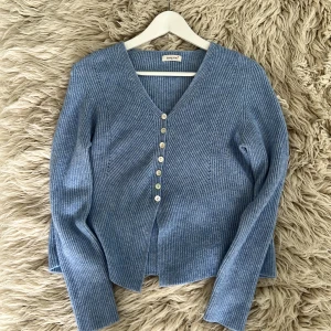 Ljusblå kofta från Emma & Ella - Ljusblå fin kofta från Emma&Ella. Står ingen storlek, men motsvarar stl S. Liten fläck fram, men som knappt syns.