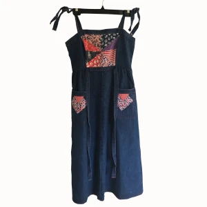 vintage denim klänning 1970-tal - En vacker handgjord denim klänning från 1970-talet med patchwork detaljer. 