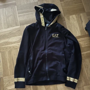 Emporio Armani Zip Hoodie - Zip Hoodie Storlek XL, Sitter som M/L 350kr Köparen står för frakt