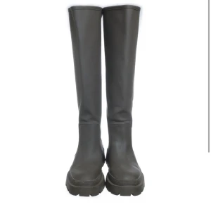 Höga boots - Säljer dessa höga bootsen från zara, då dem ej kommer till användning längre, skriv privat för mer information om så önskas.