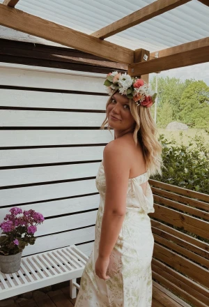 Silkesklänning NA-KD - Silkesklänning med öppen rygg!  Endast använd en gång, storlek 40! Nypris ca 649kr! Säljer för 300kr + frakt 